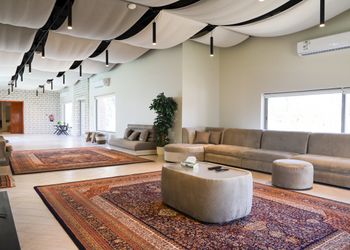 استراحة بمسطح اخضر وجلسه خارجيه