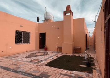استراحة بمجالس ومسطحات خضراء