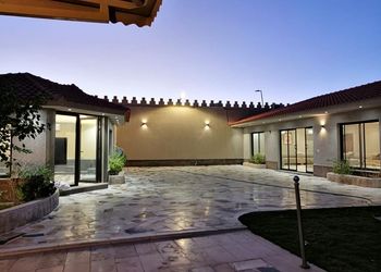 استراحة بمسطح اخضر وجلسه خارجيه