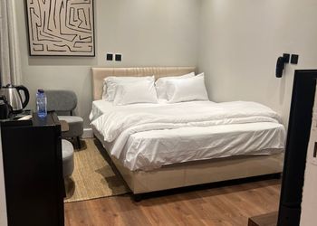 استديو بأثاث مريح وبسيط 