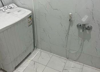 شقة بصالة ومجلس وغرفتين نوم 