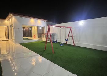  شاليه بمسطح اخضر و مسبح.