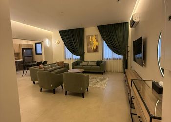 شقة بغرفة معيشة وغرفتين نوم 