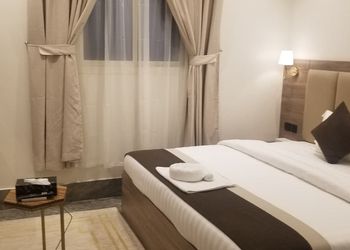 غرفة بسرير ماستر