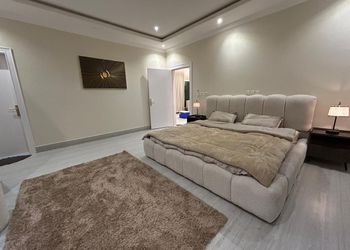 شاليه بمسطح اخضر ومسبح 