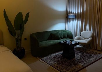 استديو بسرير ماستر وجلسة جانبية
