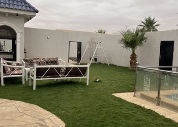 شاليه بمسطح اخضر وجلسة خارجية 