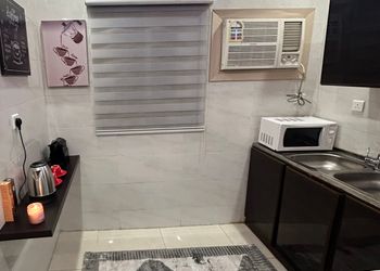 استديو بأثاث مريح وبسيط 