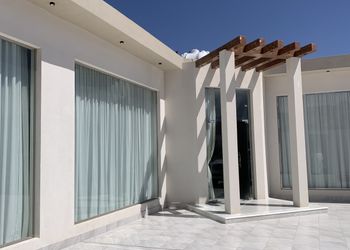 استراحة بصالة جلوس ومسبح خارجي