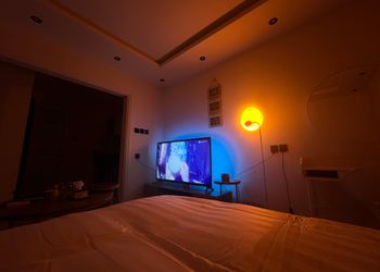 استديو بأثاث مريح وبسيط 