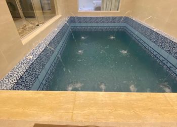 شاليه بصالة مطلة على مسبح داخلي