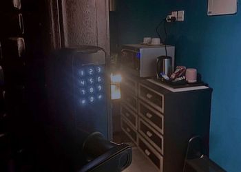 استديو بأثاث مريح وبسيط 