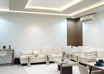 شاليه بمسطح اخضر ومسبح 