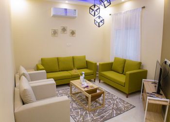 شاليه بمسطح اخضر وجلسة خارجية 