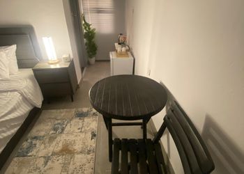 استديو بأثاث مريح وبسيط 