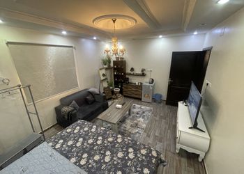 استديو بأثاث مريح وبسيط 
