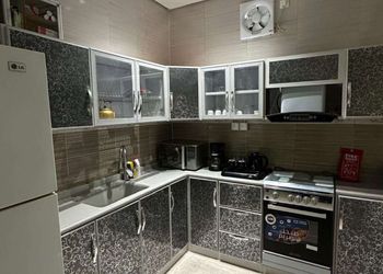 شقة بتصميم فاخر وصالة أنيقة