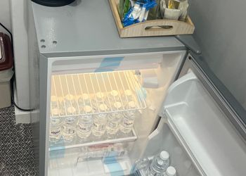 استديو بسرير مفرد وأثاث مريح 