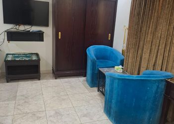 استديو بأثاث مريح وبسيط 
