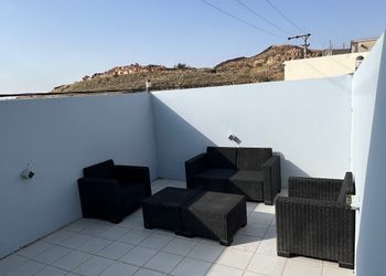 شقة بجلسة خارجية وصالة مريحة 