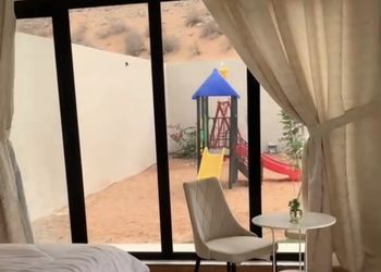 شاليه بمجلس مطل على المسبح 