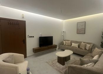 شقة بصالتين وثلاث غرف نوم 
