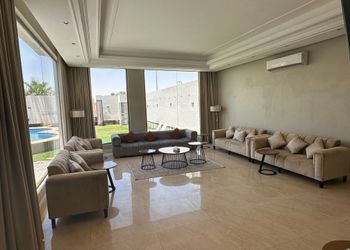 شاليه بمسطح اخضر و مسبح