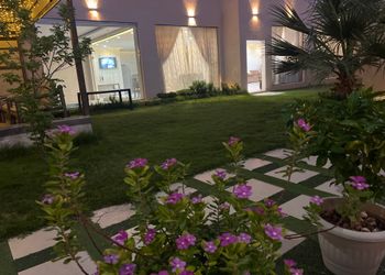 شاليه بجلسة خارجية ومسطح اخضر
