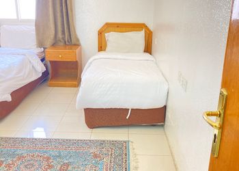 شقة بصالة وثلاث غرف نوم