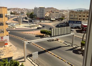 شقة بغرفة معيشة وغرفة نوم 