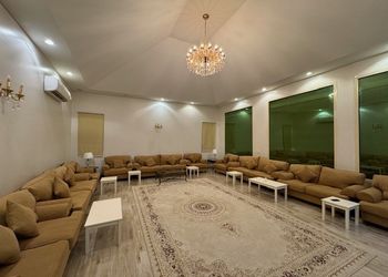 استراحة بمجلس واسع وفناء خارجي 