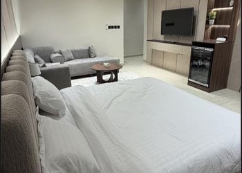 استديو بسرير ماستر وجلسة 
