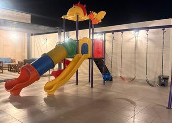 شاليه بالعاب اطفال وجلسة خارجية