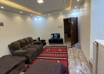 غرفة بأثاث مريح وبسيط 