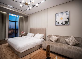شاليه أنيق بمسبح خارجي ومجالس