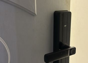 استديو بأثاث مريح وبسيط 