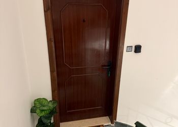استديو هادئ بسرير ماستر وجلسة جانبية