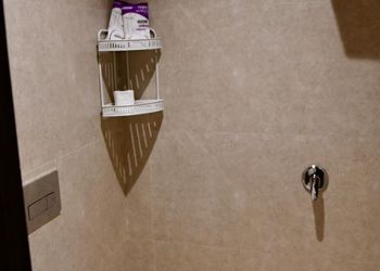 استديو بأثاث مريح وبسيط