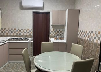 شقة بصالة جلوس وثلاث غرف نوم