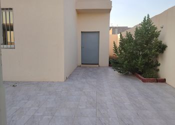 شاليه بمجلس وفناء خارجي 