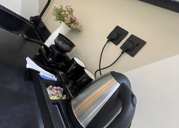 استديو بأثاث مريح وبسيط 