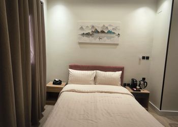 استديو بسرير ماستر وأثاث مريح 