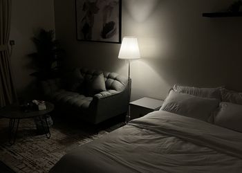 استديو بأثاث مريح وبسيط 