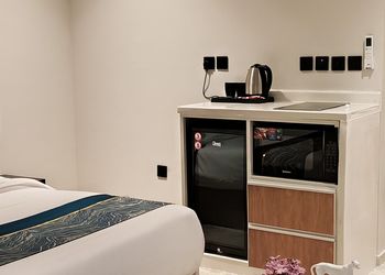 استديو بسرير ماستر وأثاث مريح 