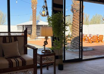 استراحة ببيت شعر ملكي وجلسة خارجية 