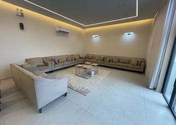 شاليه بمسطح اخضر وجلسة خارجية