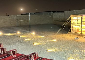 مخيم ببيت شعر و ملعب كرة طائرة