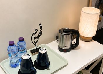 استديو بسرير مريح وتصميم هادئ 