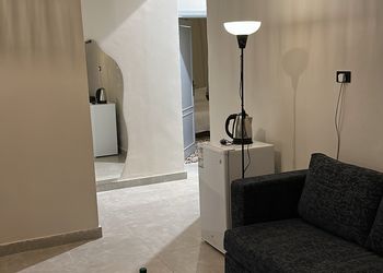 شقة بغرفة معيشة وغرفتين نوم 