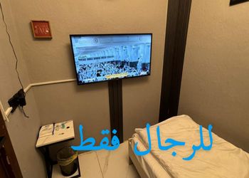 غرفة بسرير مفرد واثاث بسيط